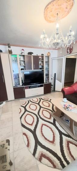 Vanzare apartament cu 4 camere si 2 bai, decomandat, etaj 1/4 zona CET