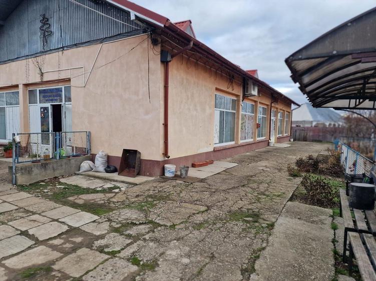 Se oferă spre vânzare / închiriere clădire cu spațiu comercial