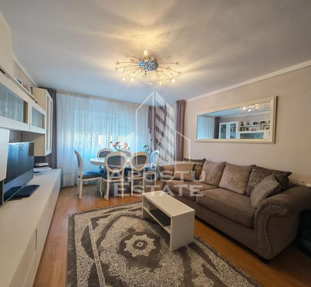 Apartament de vanzare cu 3 camere si 2 bai, decomandat, zona Lipovei