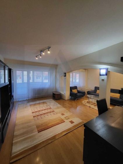 Apartament renovat 3 camere 2 bai 85 mp utili in zona Centrala