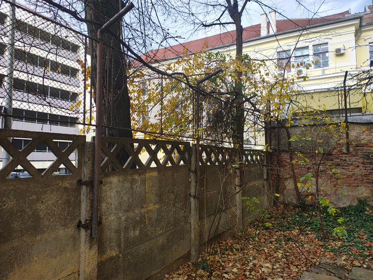 DE VÂNZARE — Spațiu la demisol, în centrul orașului