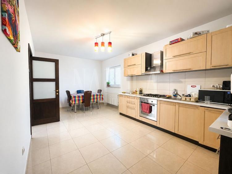 Casa 6 camere de vanzare in Floresti
