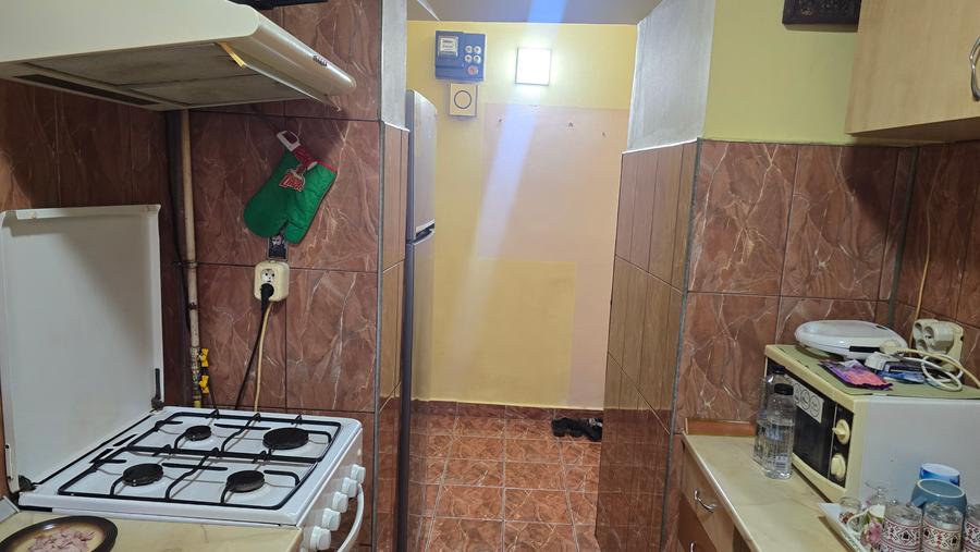 Vand apartament 3 camere semidecomandat in Deva, zona Micro 15, etaj 1, izolat