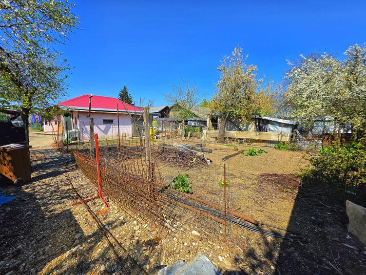 Casă 4 camere, 685 mp teren, renovată 2011 – Mănești, Zalhanaua