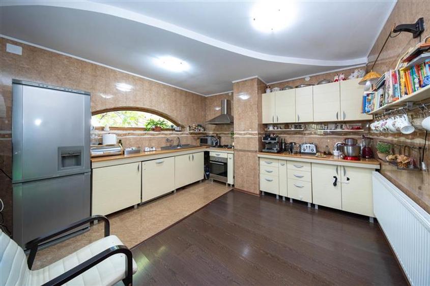 Vanzare Vila Pensiune 9 camere zona Mamaia Nord langa plaja