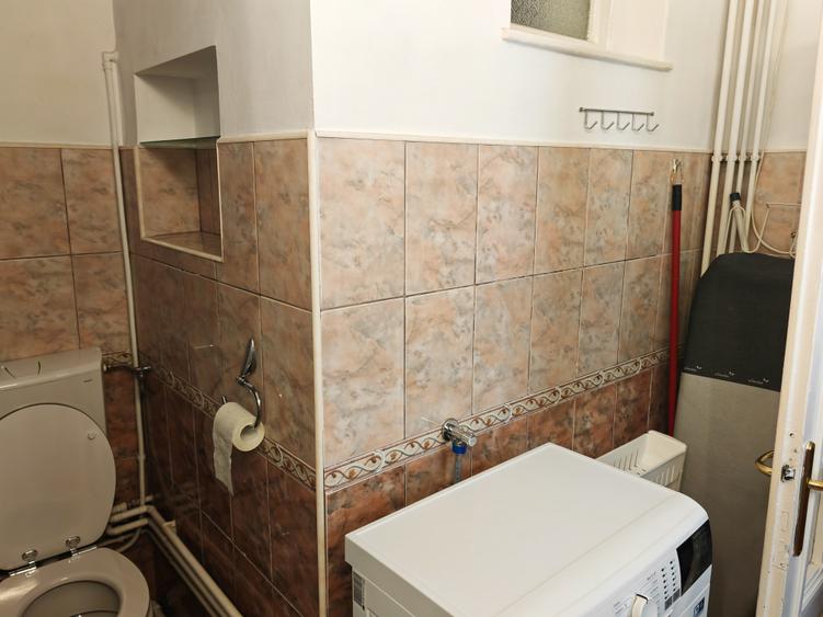 Apartament 3 camere liber la vanzare zona Piata Sfatului