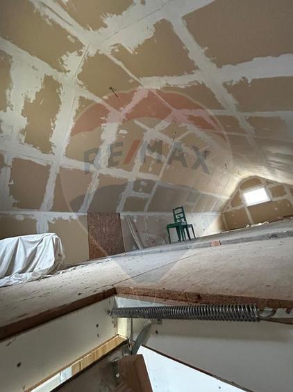 Casă de vânzare cu teren generos de 1.043 mp, două corpuri de locuit.