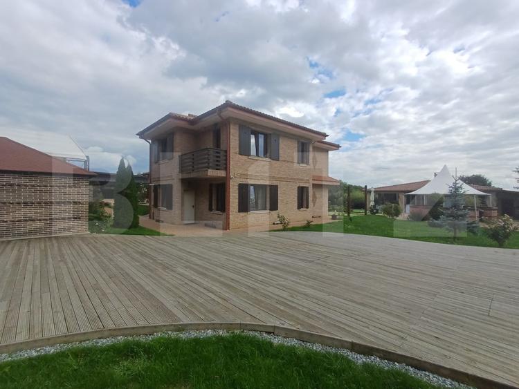 Pensiune cu 2 sali de evenimente, teren 6573 mp, zona Suceava