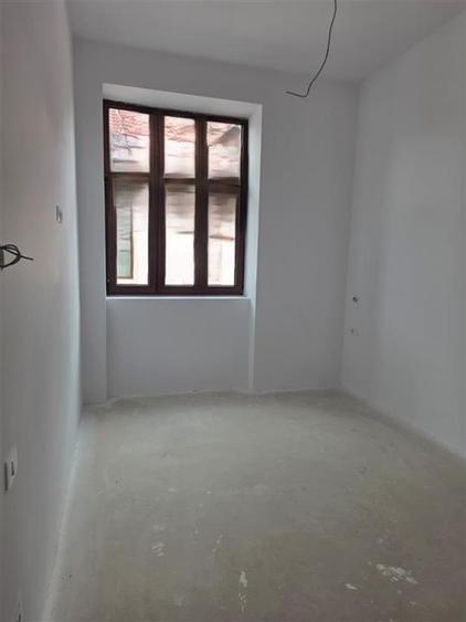 Apartament 3 camere 3 bai pivnita zona Centrala