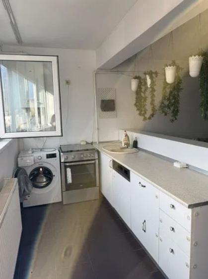 Apartament 3 Camere,Fizicienilor,Amenajat,2 bai,centrala,mobilat,Liber