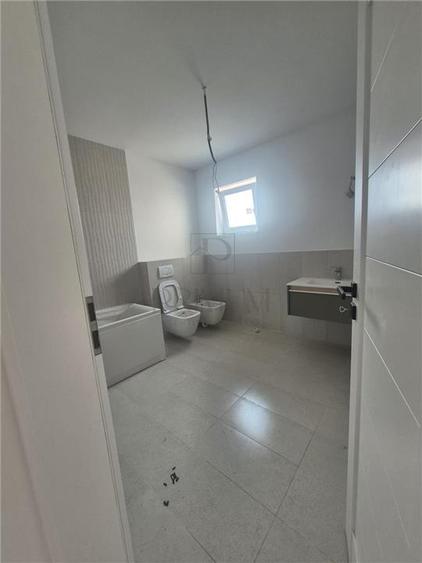 Duplex modern - despartit prin camera tehnica - zona f buna