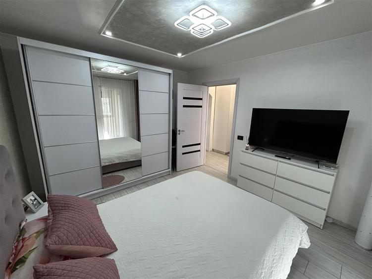 Apartament cu 3 camere de vanzare, zona Comisia Centrala
