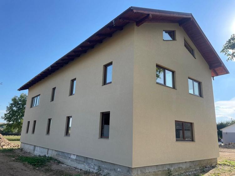 Casa cu 10 camere, 550 mp utili, 10.000 mp teren, Zvoristea, Suceava