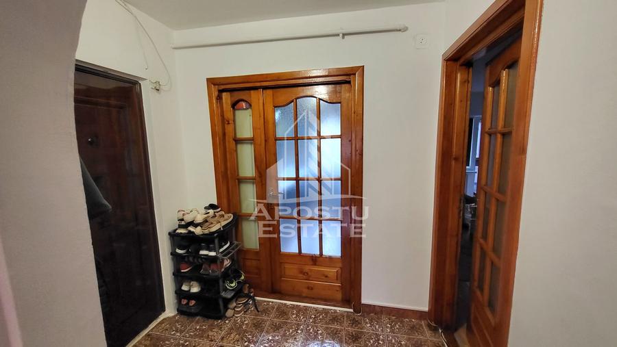Apartament decomandat,4 camere,2 bai,etaj 2 Calea Lipovei