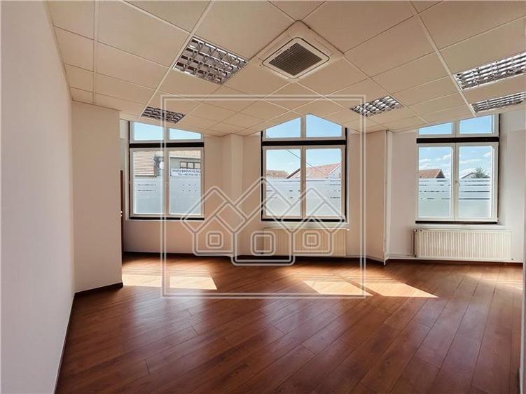 Spatiu comercial, 876 mp utili,  10 parcari, Piata Cluj
