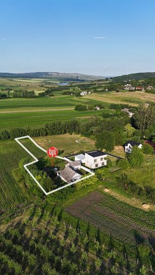 SE VINDE Casa (demolabila) + Teren construibil, in Hreatca, Com.Vulturesti, SV