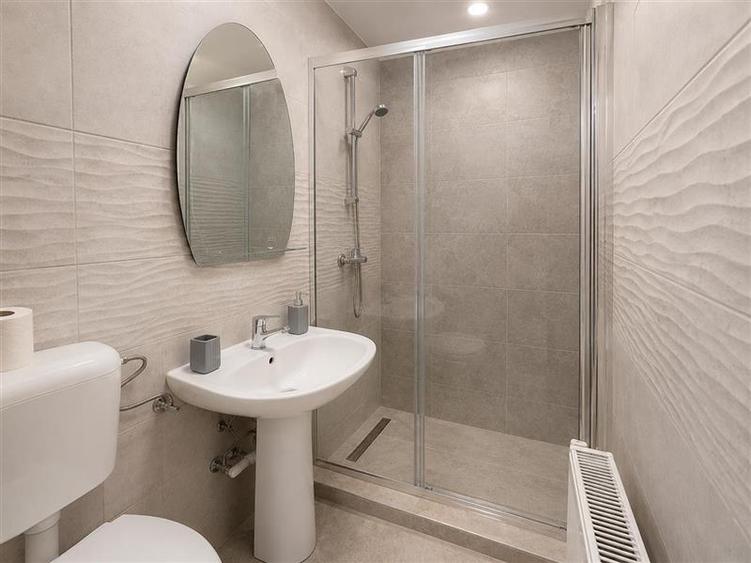 Apartament 2 camere, recent renovat, parter, loc parcare, zona Garii, Brasov