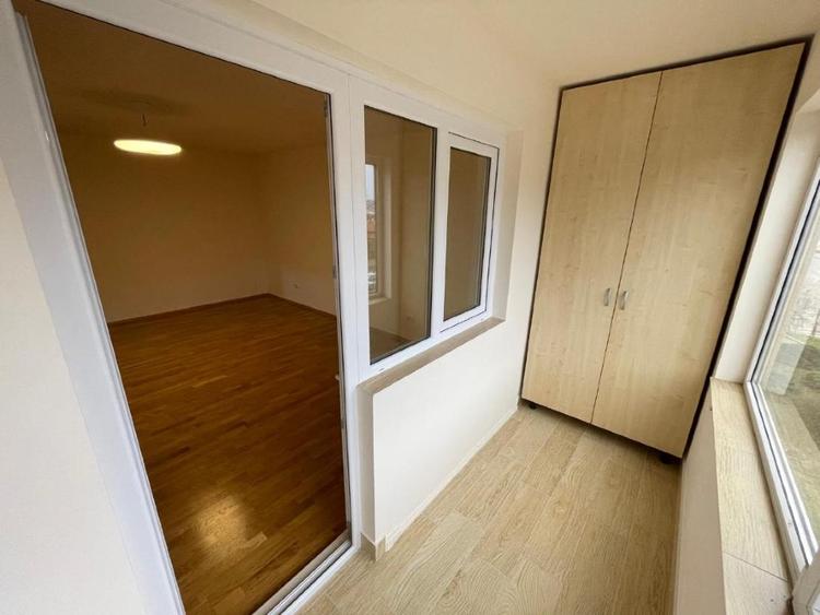 Inchiriez ap. 2 camere, minim 2 ani, renovat, garaj, et.2, lift, balcon 12 mp.