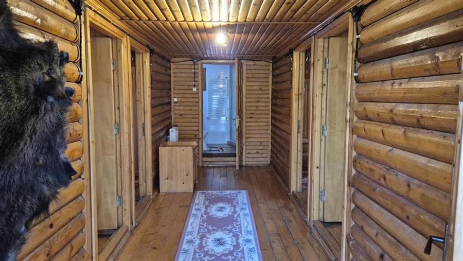 DOMENIU DE 2.1 HA CU 2 CABANE, LAC SI PADURE - OPORTUNITATE PENTRU TURISM SI RET