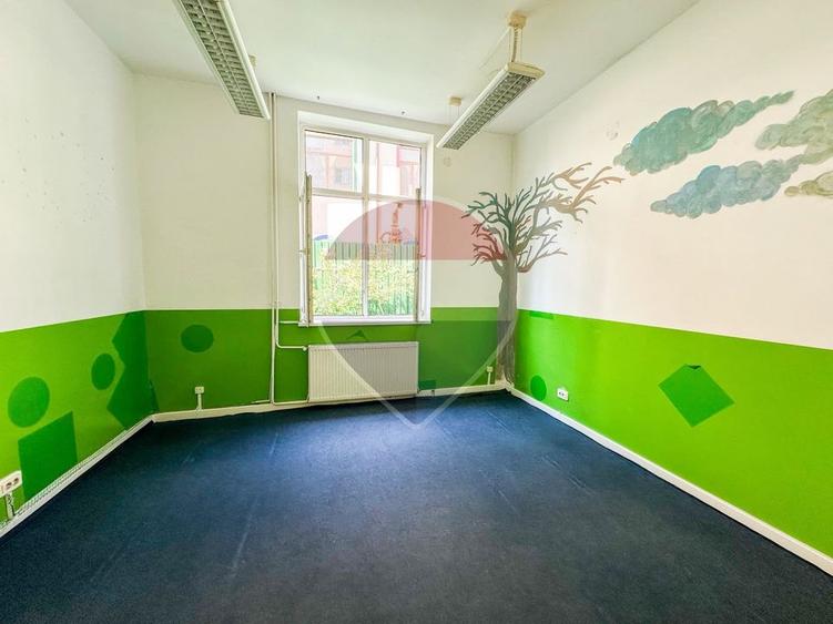 Spatiu comercial | doua cladiri, curte proprie | 300 mp |