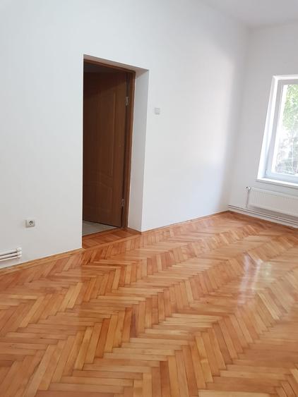 Casă individuală 3 cam/ Curte/ Domenii/ Renovat/ Nemobilat/ 3 Parcări