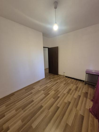 Apartament 2 camere decomandat | Bucătărie închisă mobilată | Parcare inclusă |