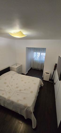 Proprietar, vând apartament cu 3 camere, decomandat, parter înalt, balcon.
