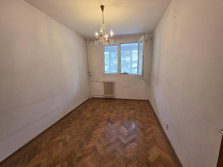 4 camere situat in Titan, la 5 minute de parc IOR, langa Liceul Dante, chiar la