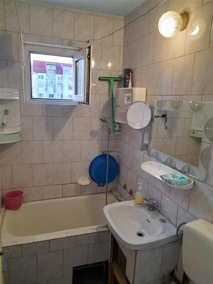 Apartament 3 camere balcon pivnita zona Vasile Aaron
