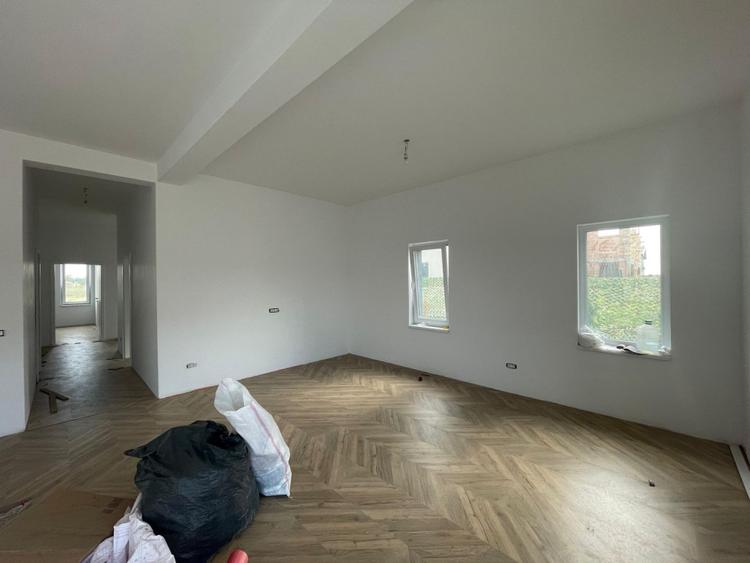 Duplex pe parter 4 camere separat prin dressing - Urseni
