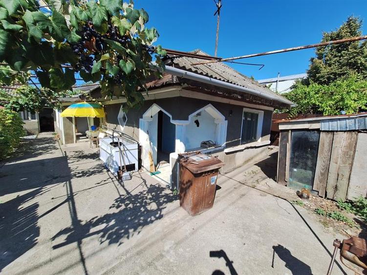 Teren 371 mp curti constructii+casa 5 camere si anexe, zona Izvoare