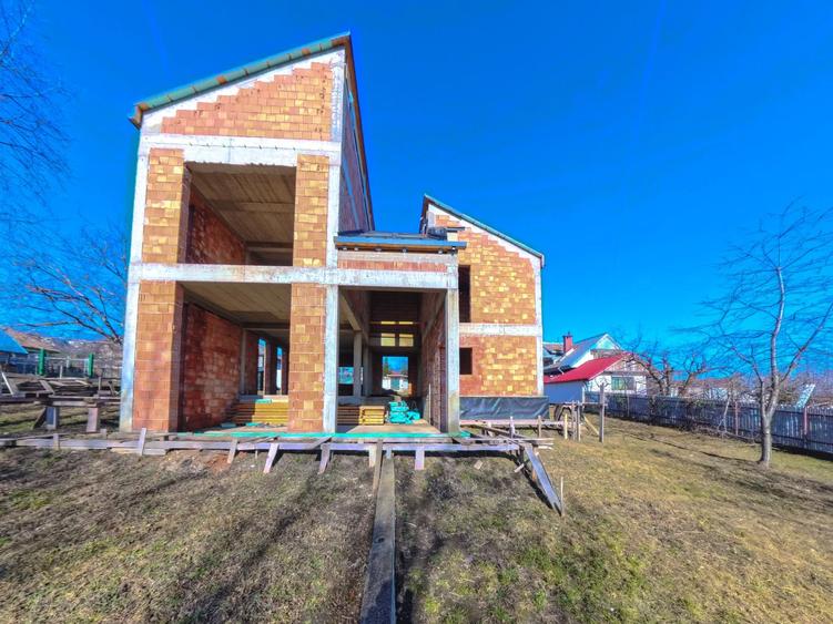 Casa la rosu cu autorizatie valabila in Hemeius - Fantanele