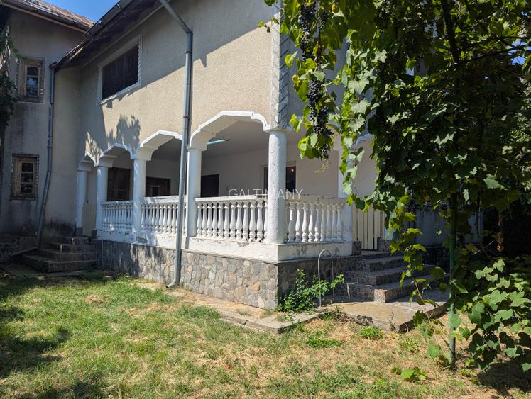 Vilă P+1+M, 6 camere, terasa, garaj, teren cu 8.246 mp30 min de București - 2