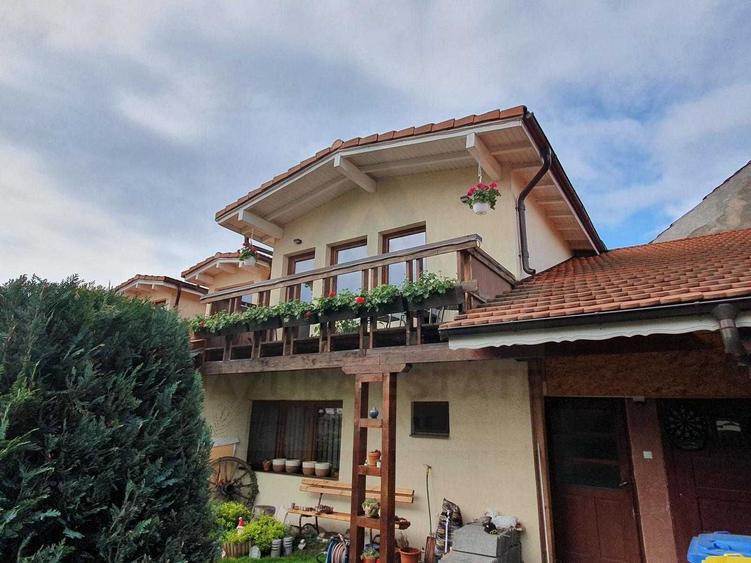 Casa pe 2 niveluri la curte 4 dormitoare 3 băi balcon zona Piata Cluj