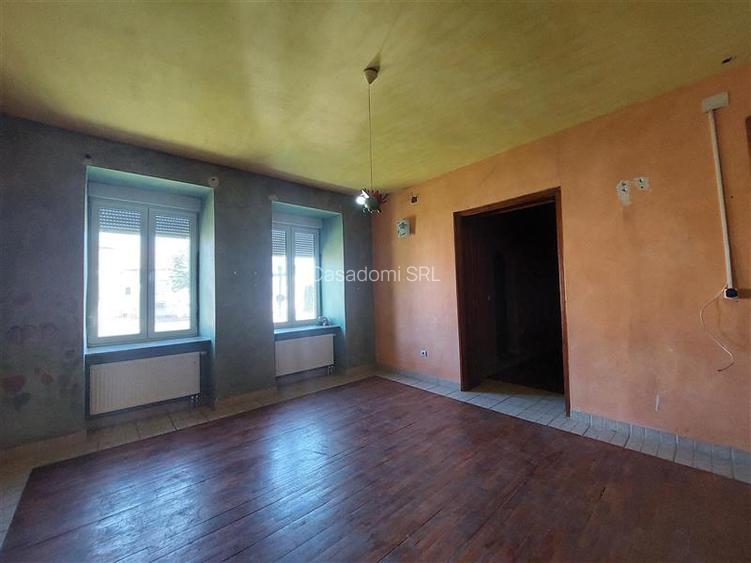 Casa spatioasa cu teren mare, pe colt, in Periam - 13