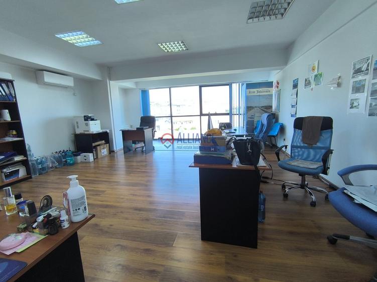 CENTRU ATELIERELOR - Birou luminos cu baie proprie !
