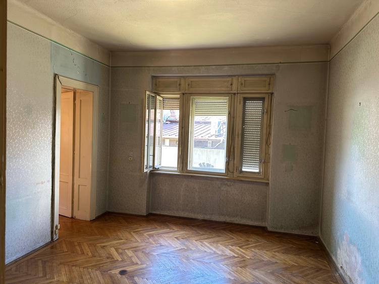 Apartament la casa 4 camere - 427 mp teren - zona str. Octavian Goga