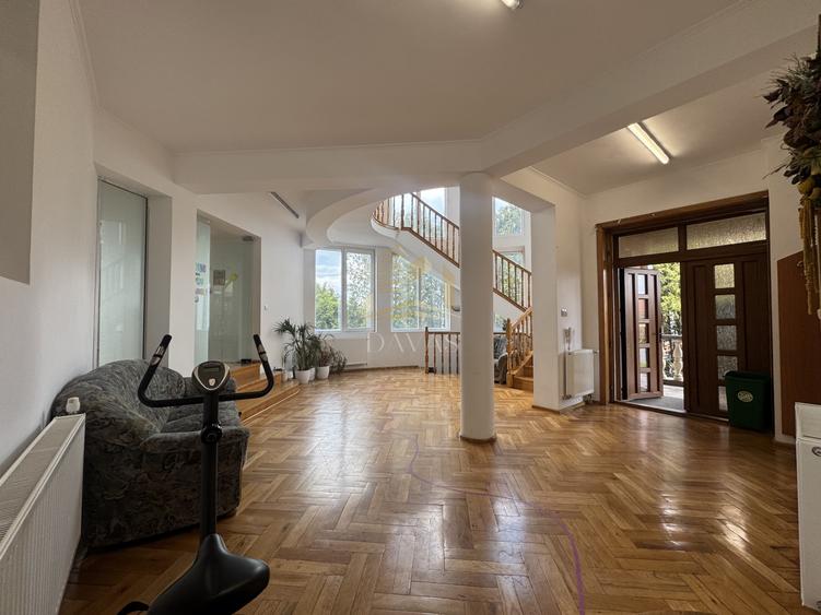 Casă individuală 11 camere 600mp utili | 1.500mp teren | Andrei Muresanu