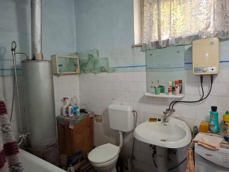Casă mare cu spațiu comercial pe colț in Nadlac