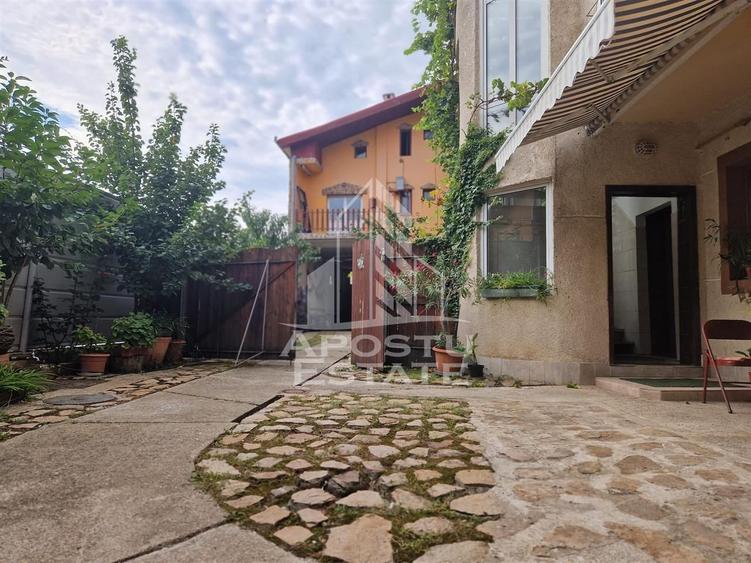 Casa familiala cu spatiu comercial si garaj P+1E+M 720 Mp