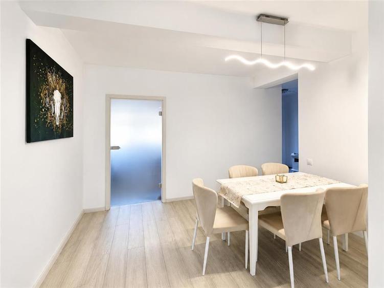 Casa moderna 4 camere 2 bai curte si parcare zona Triajului