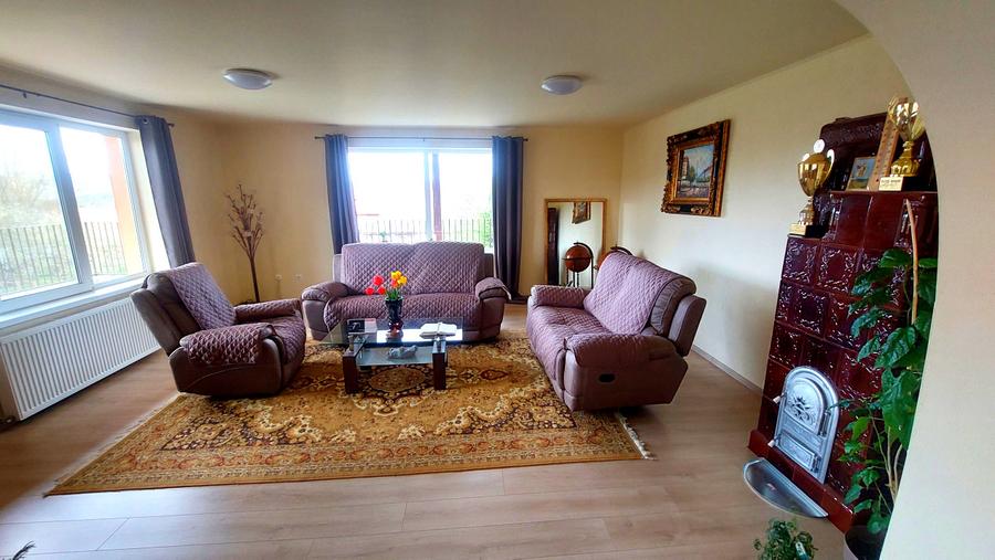 Gospodarie, casa cu 5 camere si 8272 mp teren, in Oarda