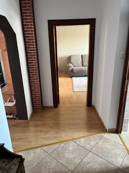 Apartament cu trei camere de închiriat