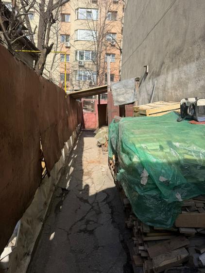 Teren cu casa din caramida/ Lizeanu/ Stefan cel Mare/ Curte