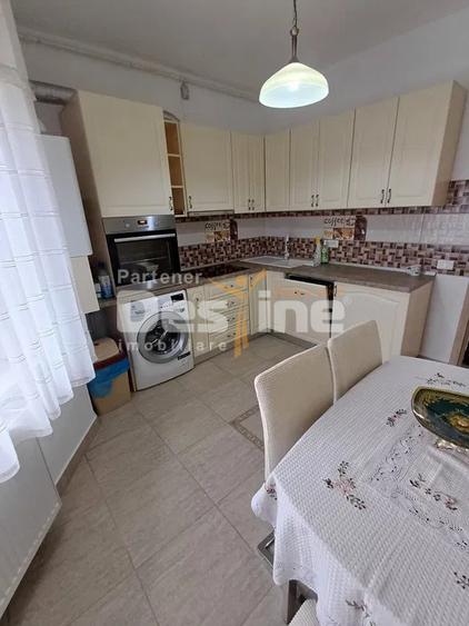 Apartament cu 2 camere decomandat, etajul 1 balcon si loc de parcare, Tractorul