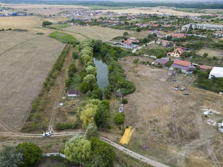 Teren de 7900 mp cu baltă de pescuit în Frumușeni