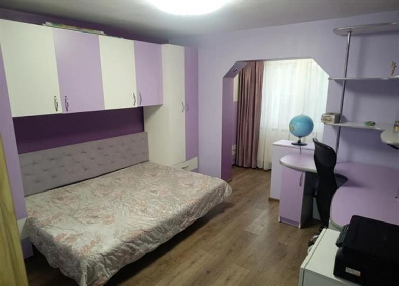 Decomandat, etaj 1 cu 2 bai si 2 balcoane