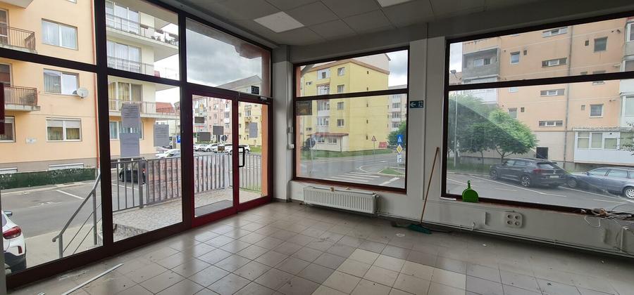 Inchiriez spatiu comercial situat in Strand, in zona de blocuri, suprafata 188m