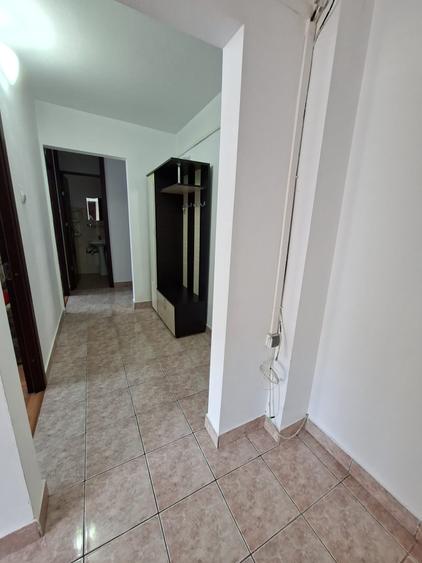 Inchiriez apartament 4 camere et intermediar cu parcare