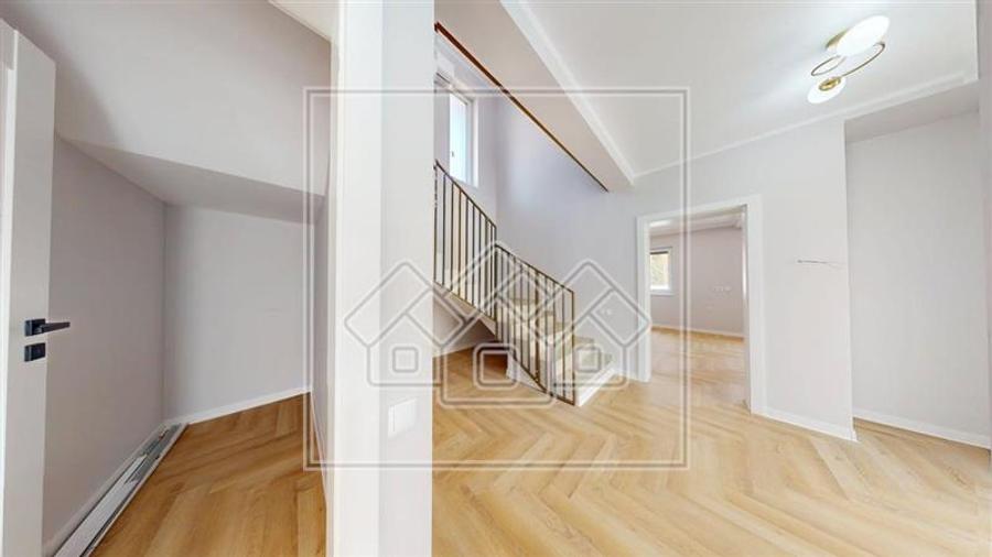 Casa individula de vanzare, teren mare, 4 camere, la cheie, zona buna